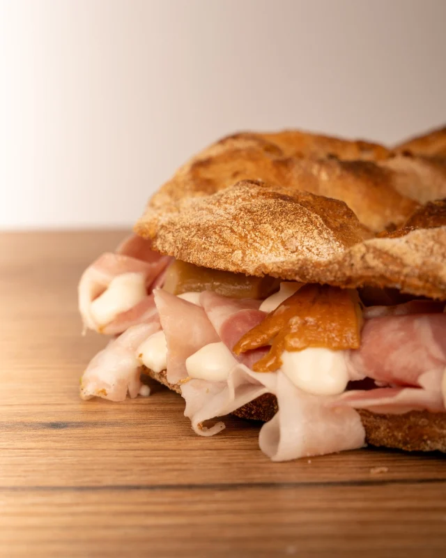 È dai migliori ingredienti che nascono le cose buone! 😋

Ottimizza il lavoro della tua cucina con mordiQUA! La base di @molino.dallagiovanna  pronta da cuocere che ti permette di risparmiare tempo prezioso senza rinunciare alla qualità. 

Offri ai tuoi clienti piatti gustosi e veloci da preparare, riducendo gli sprechi e migliorando l’efficienza del servizio. Il tuo staff ti ringrazierà! 🔄👨‍🍳

#carradistrubuzionespa
#mordiQUA #dallagiovanna #dallagiovannaholding #molinodallagiovanna #farinaitaliana #madeinitaly #pizza #focaccia #pane #base #pizzafarcita #baseperpizza #ristoranti #bar #foodgram #foodie #foodporn #foodgram